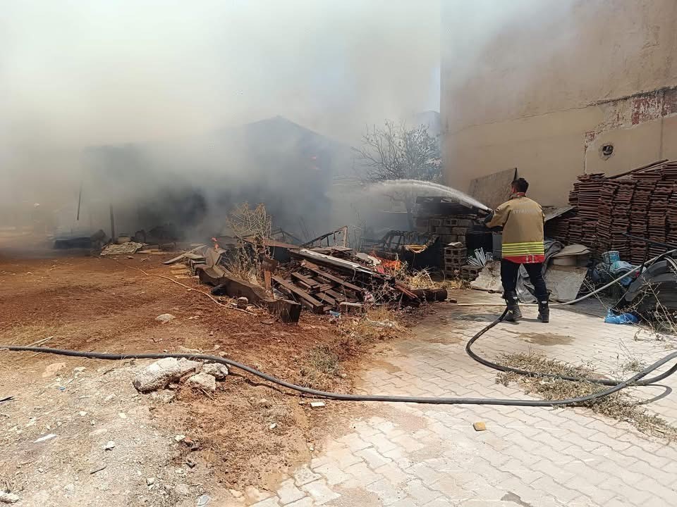 Kırıkhan’da evde çıkan yangın, otomobile sıçradı