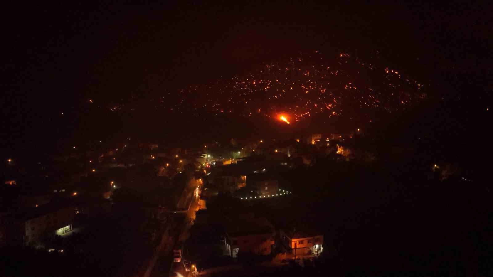 Bursa’da orman yangını 3 köyü tehdit etti, yangının havadan görüntüsü yürekleri dağladı