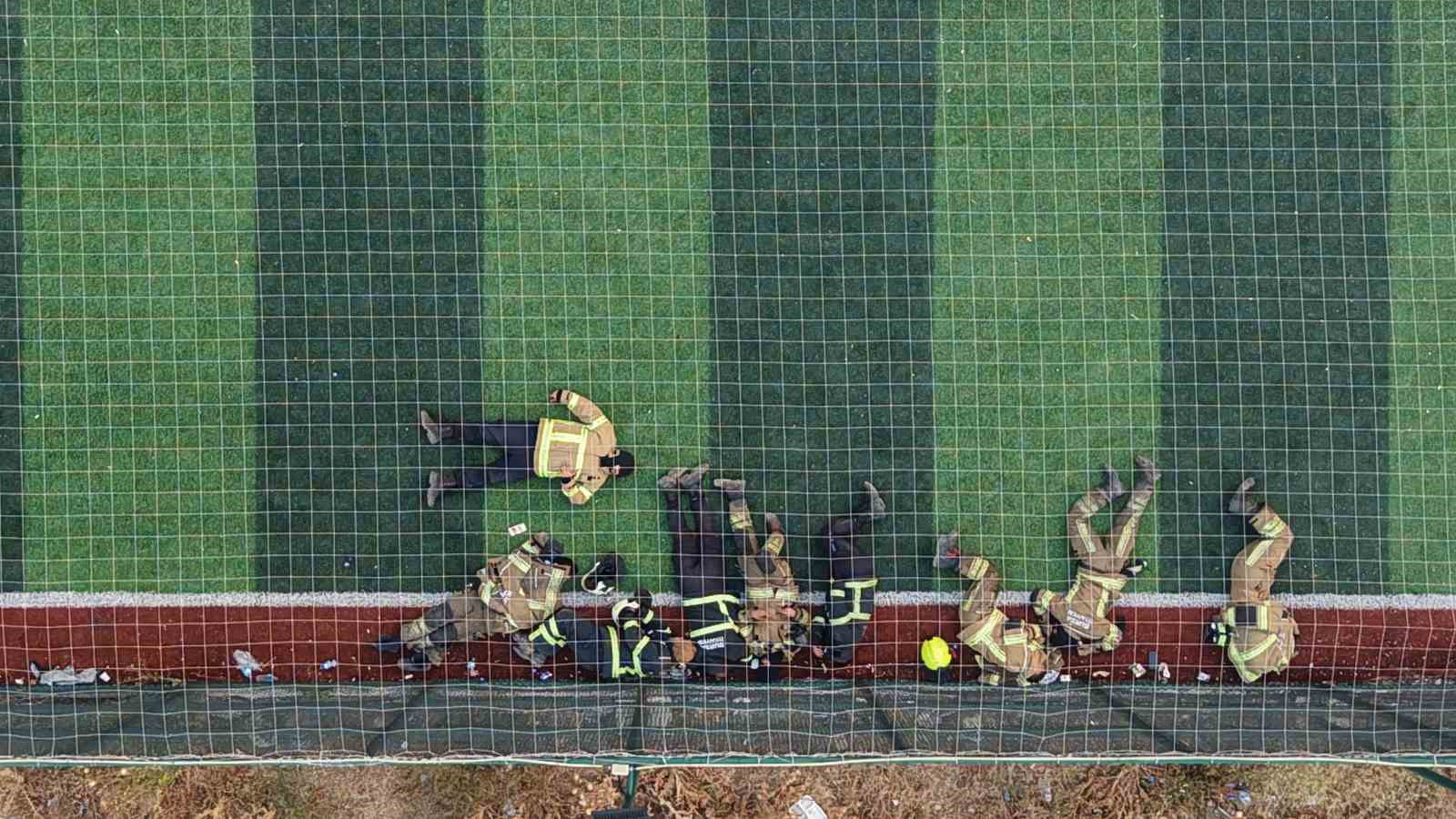 Yorulmayan alev savaşçıları halı sahada böyle dinlendi