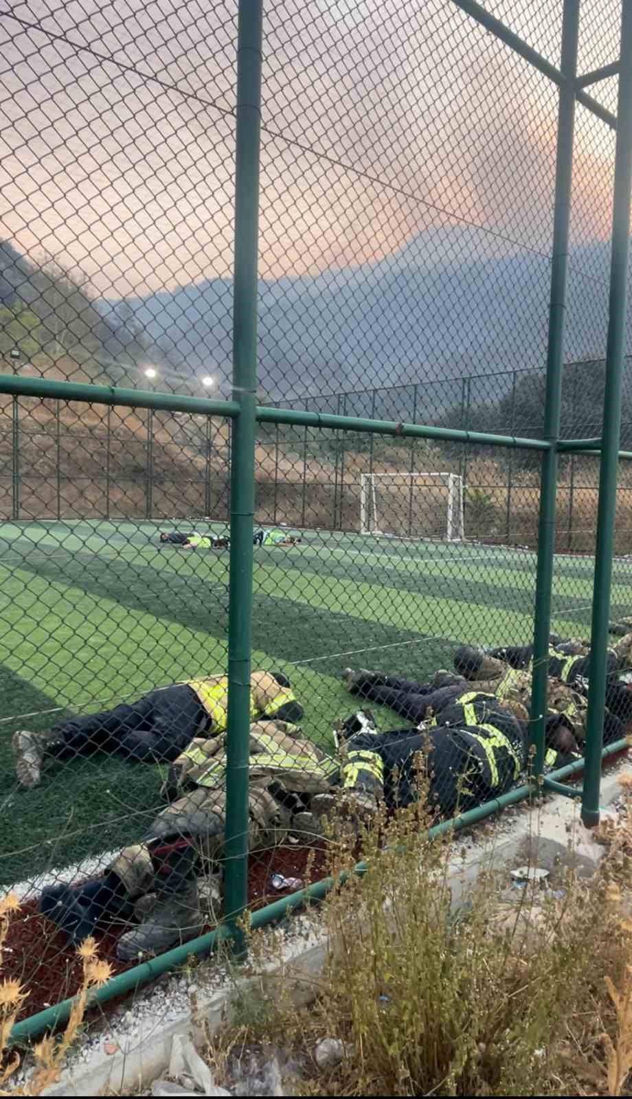 Yorulmayan alev savaşçıları halı sahada böyle dinlendi