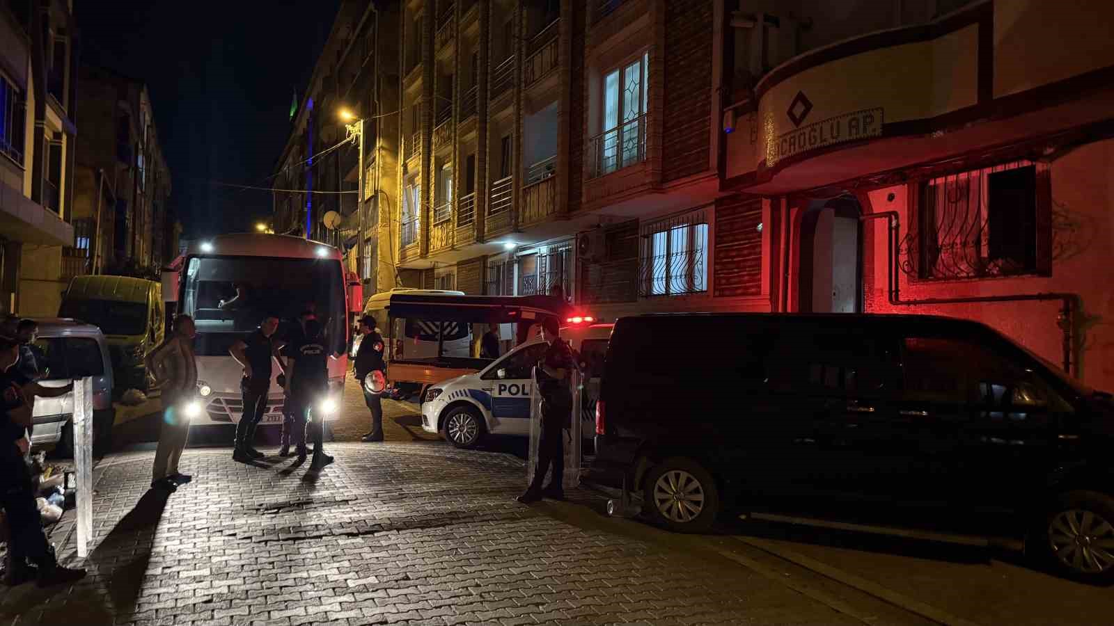 Esenyurt’ta komşu kavgasında kan aktı: 1 kişi göğsünden bıçaklandı