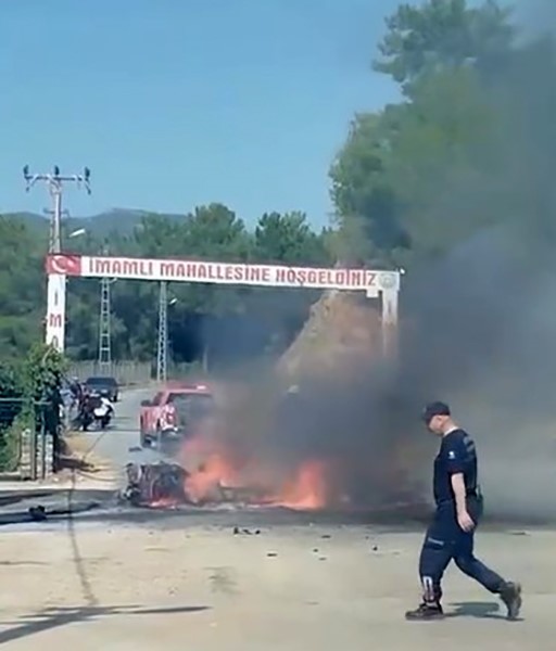 Alanya&rsquo;da seyir halindeki otomobil alev alev yandı
