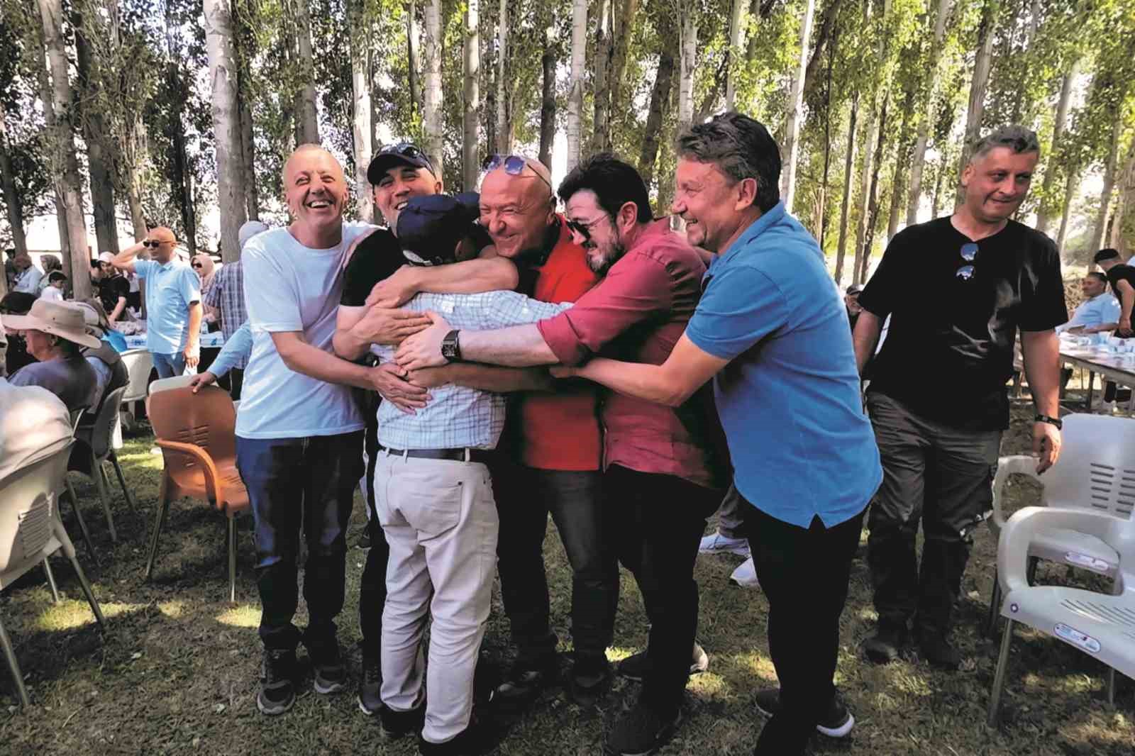 45 yıl sonra duygulandıran buluşma: Ali Öğretmen öğrencileriyle şenlikte buluştu