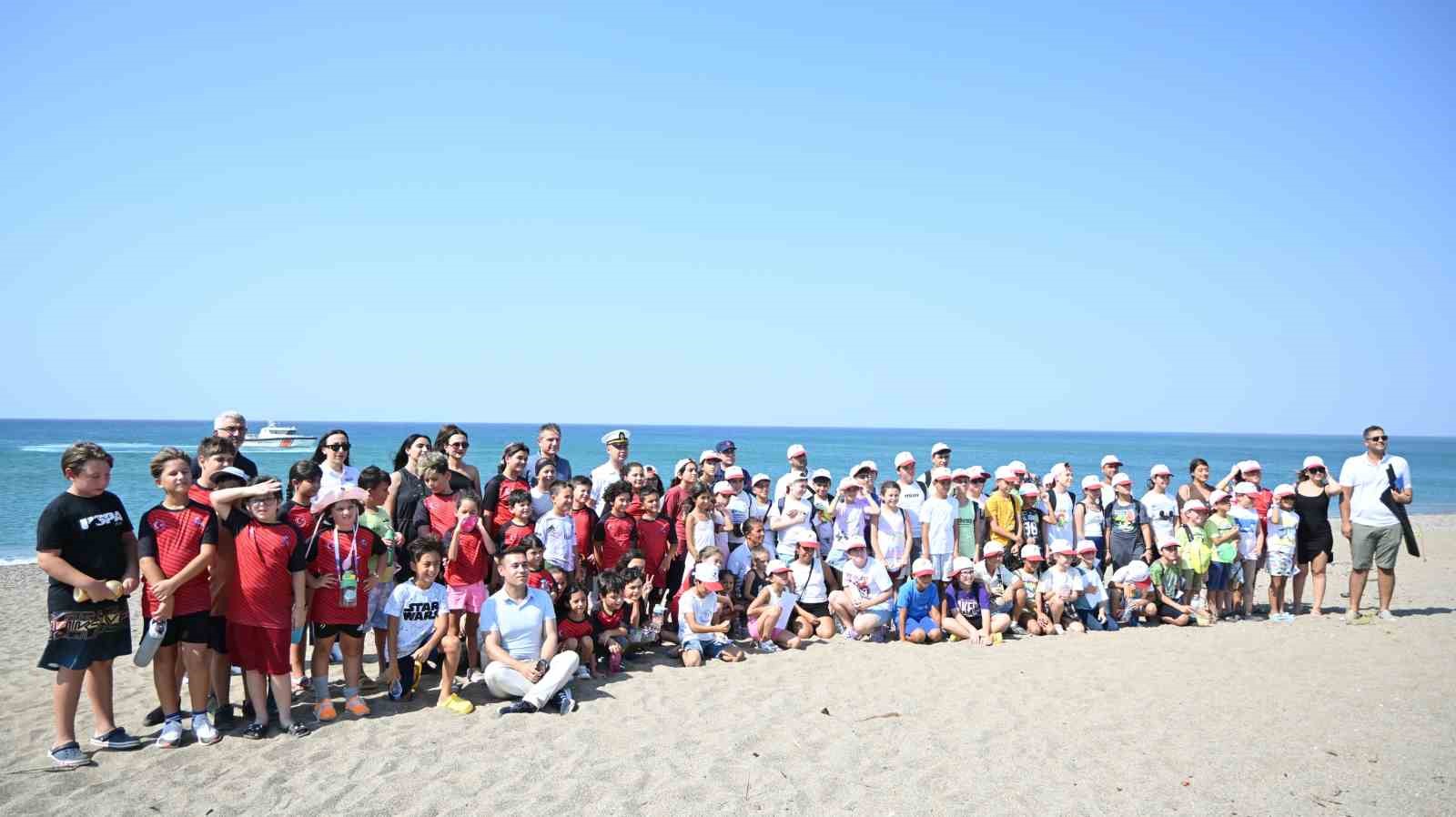 Çuvala dolanmış halde yaralı bulunan Caretta caretta denizle buluştu