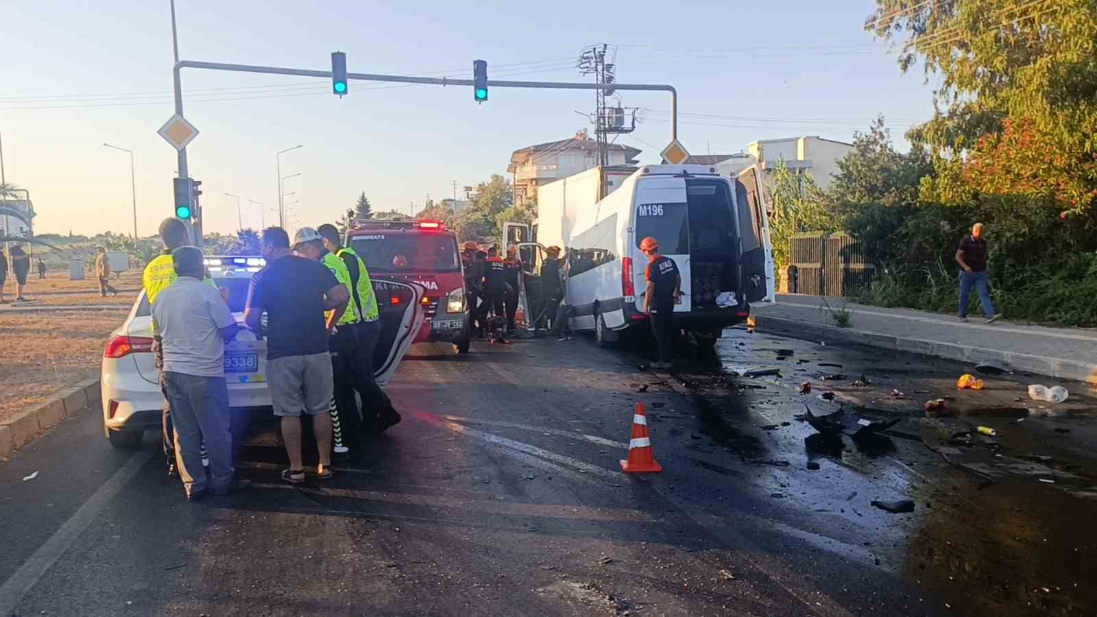 Tur aracı kamyonun altına girdi, sıkışan s&uuml;r&uuml;c&uuml; i&ccedil;in ekipler alarma ge&ccedil;ti
