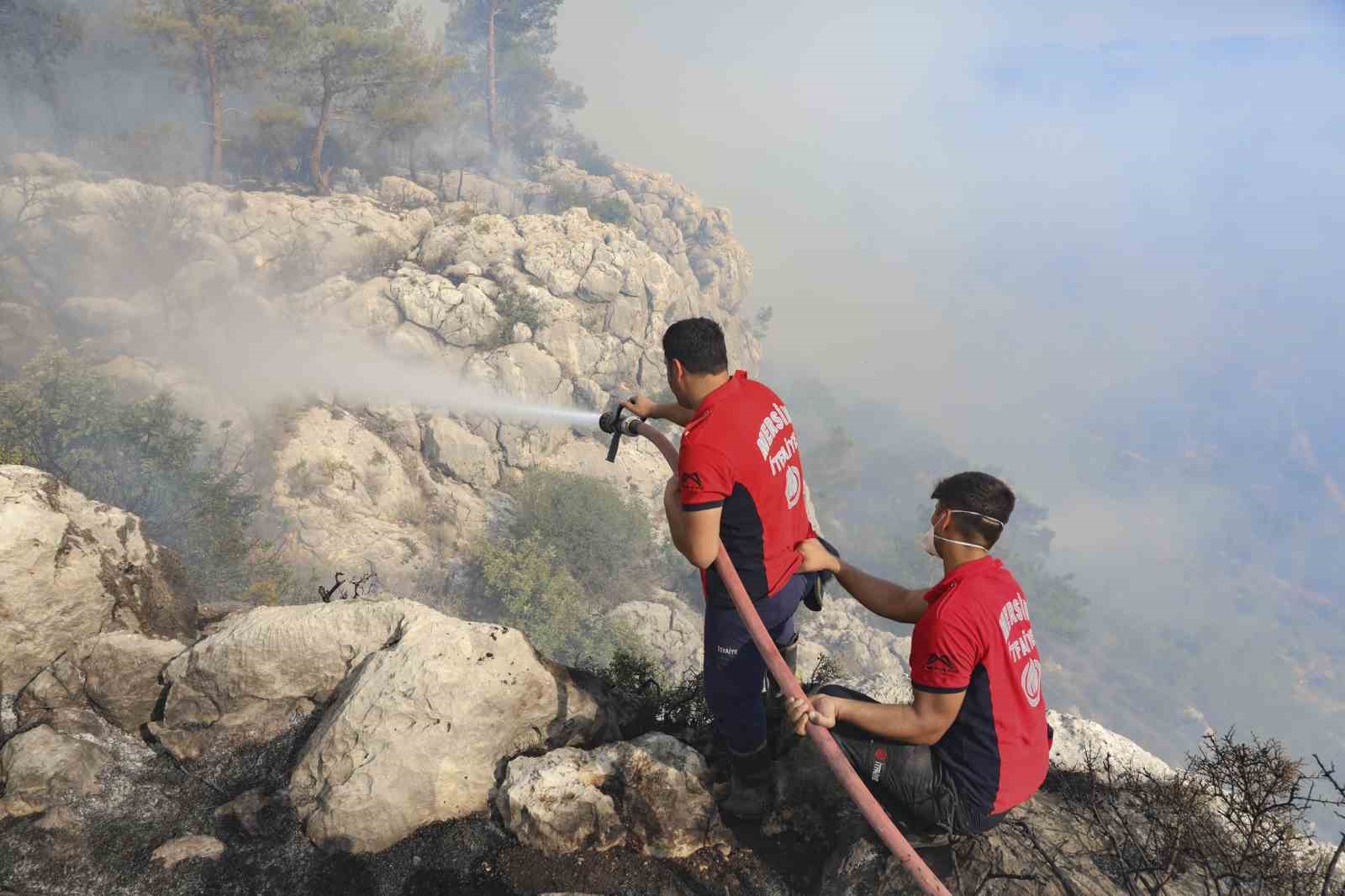 Silifke’deki orman yangınına belediye ekipleri de müdahale etti