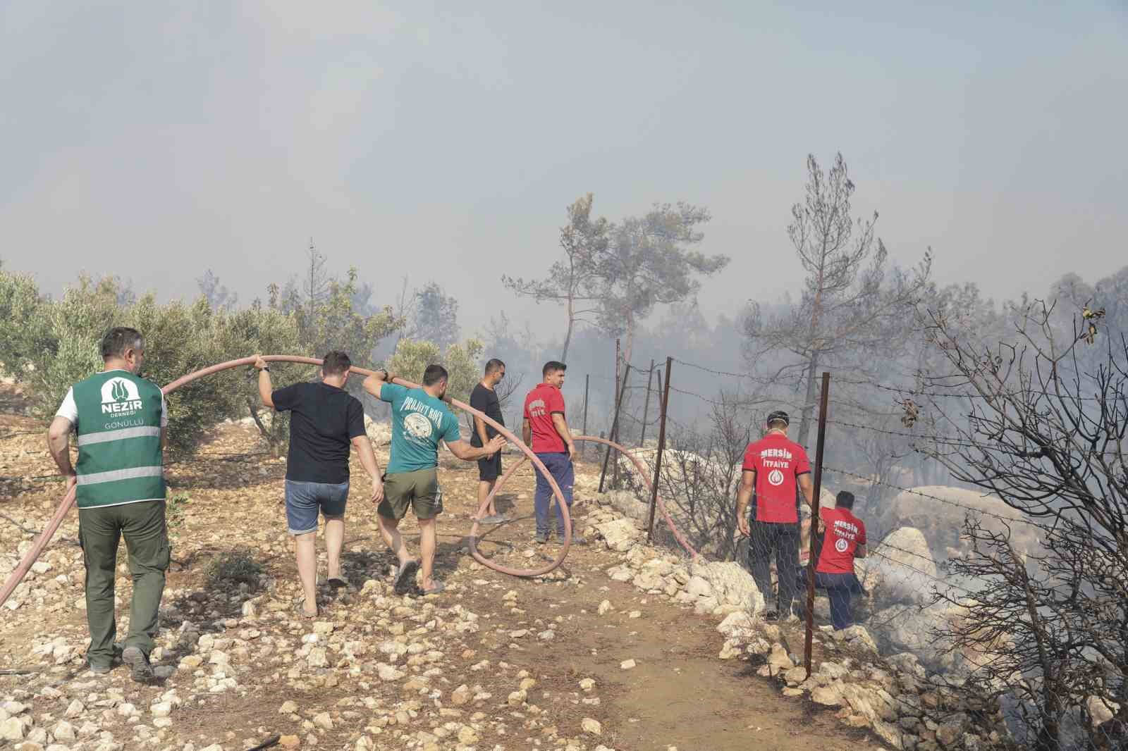 Silifke&rsquo;deki orman yangınına belediye ekipleri de m&uuml;dahale etti
