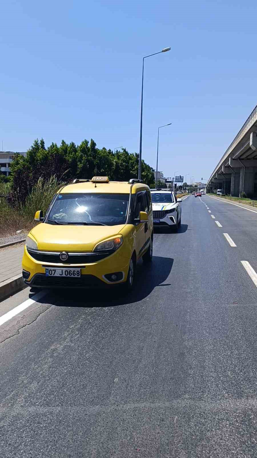 Müşteri almak için duran taksiye çarptı: 1 yaralı