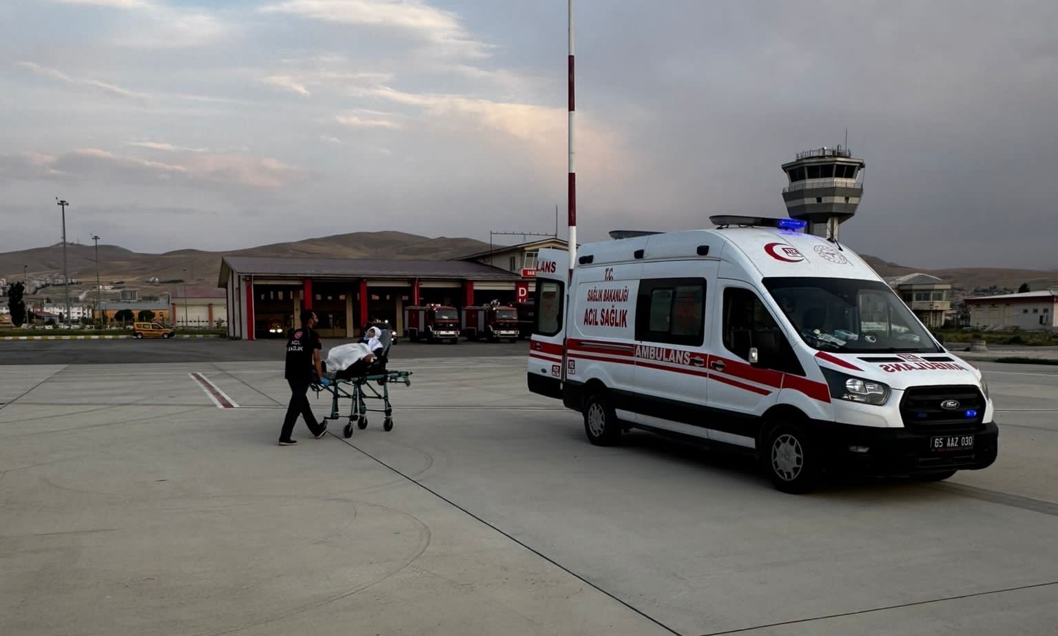 Akciğer hastası şahıs ambulans helikopter ile Van’a getirildi
