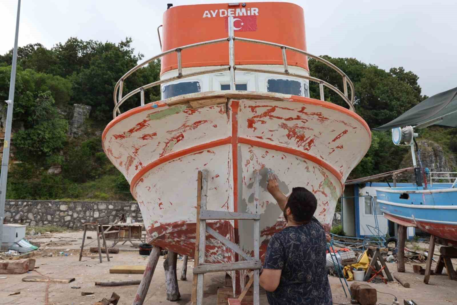 Balıkçılar, teknelerini yeni sezona hazırlıyor
