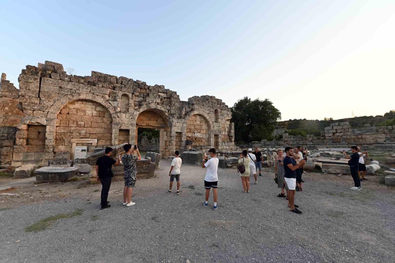 Antalya tüm zamanların günlük turist rekorunu kırdı
