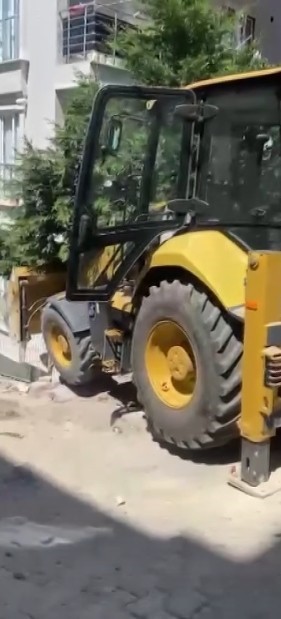 Kontrolden çıkan kepçe dehşet saçtı
