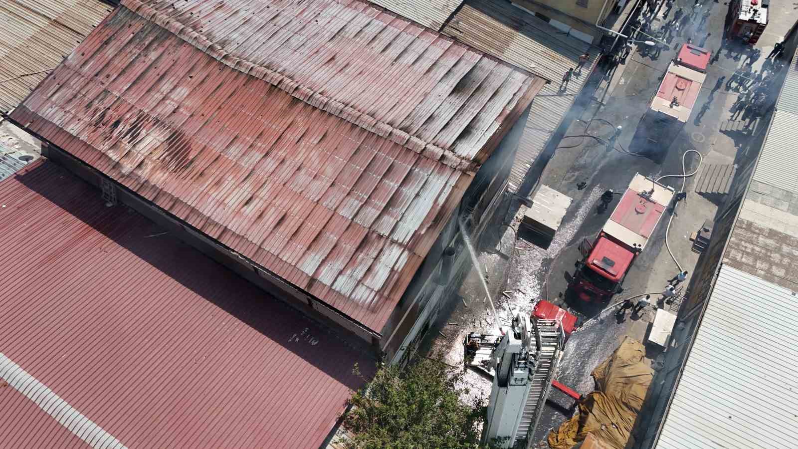 Diyarbakır’da mobilya boya atölyesinde yangın: Dumanlar gündüzü geceye çevirdi
