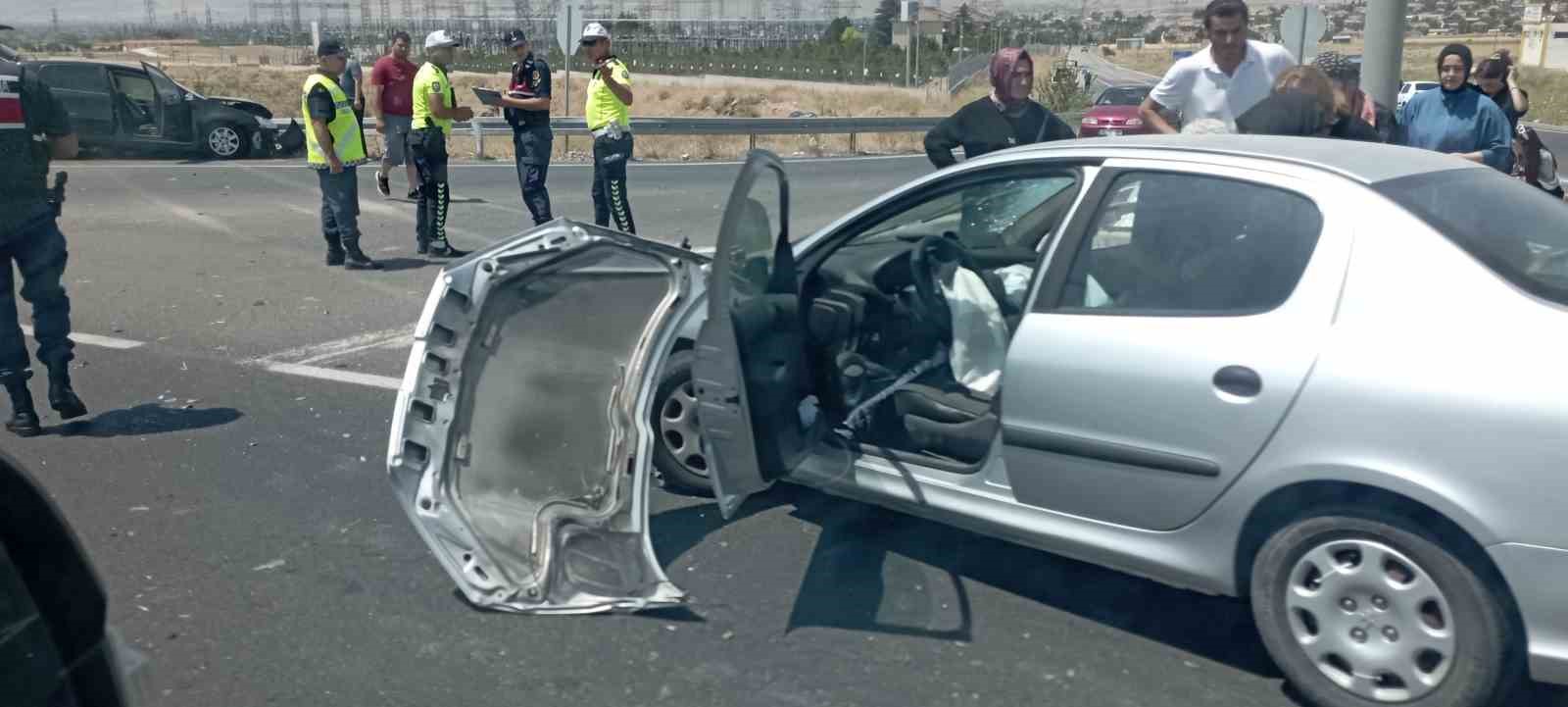 Otomobiller çarpıştı: 7 yaralı
