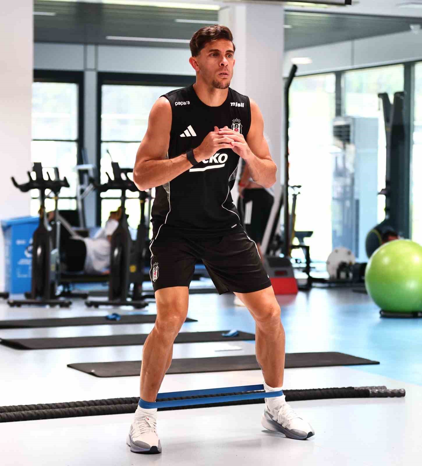 Beşiktaş, günün ikinci antrenmanında salonda çalıştı
