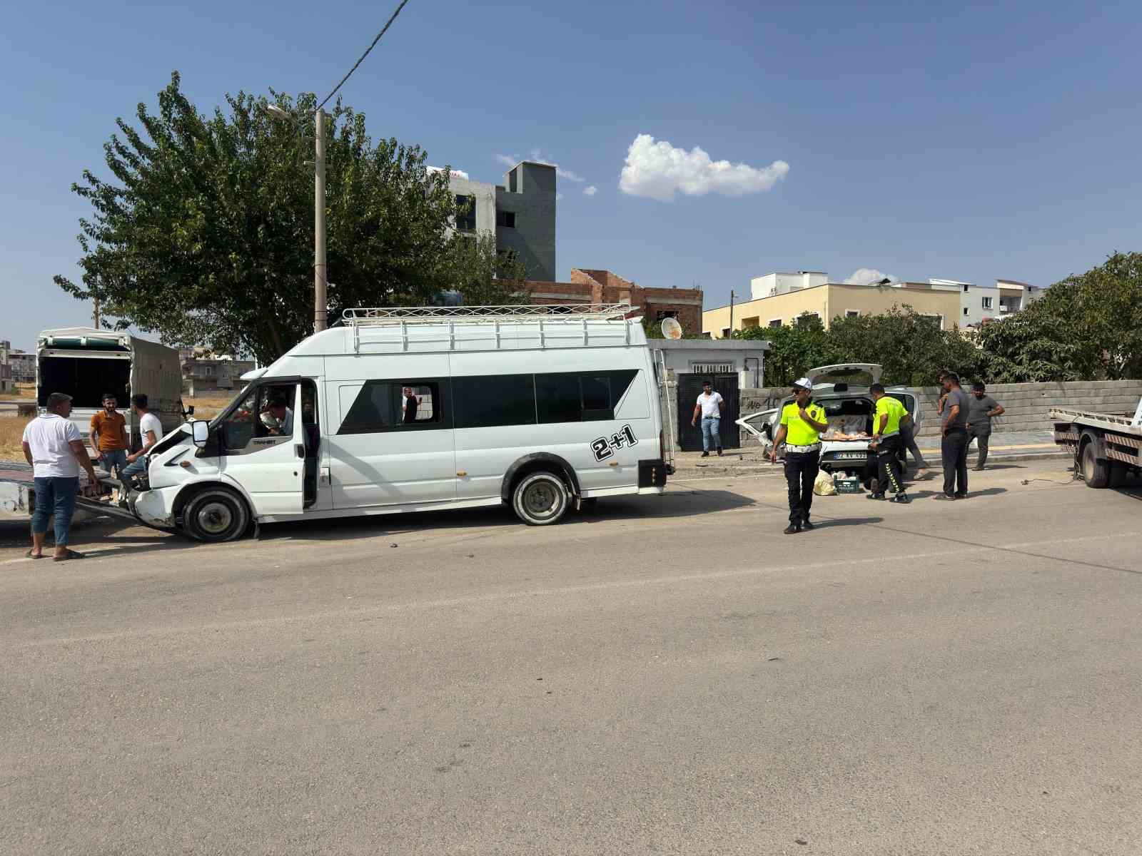 Adıyaman’da minibüs ile hafif ticari araç çarpıştı: 1’i ağır 2 yaralı 