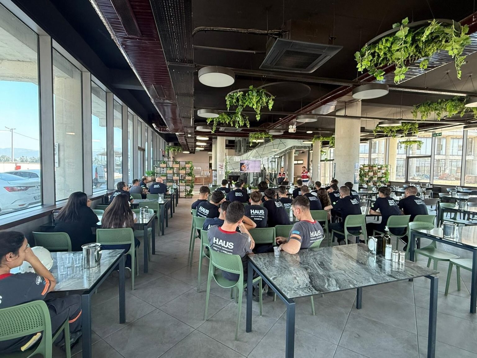 Fabrika &ccedil;alışanlarına uyuşturucu ile m&uuml;cadele eğitimi verildi
