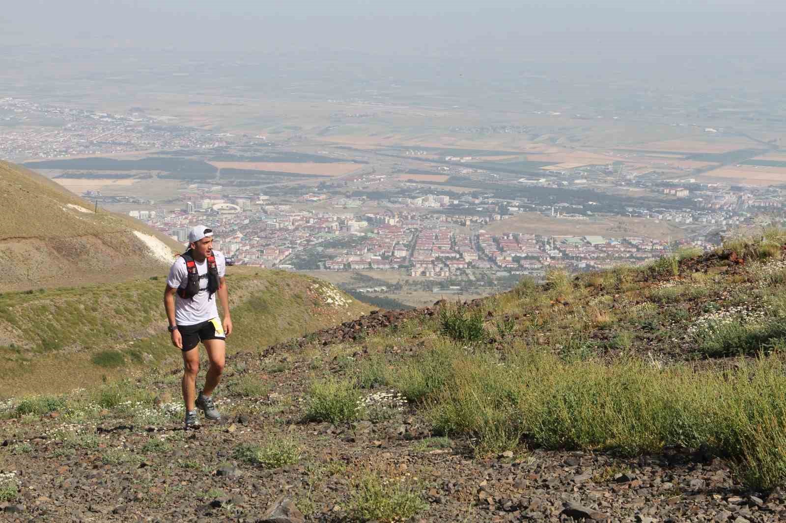 Paland&ouml;ken&rsquo;in zirvesine zorlu koşu
