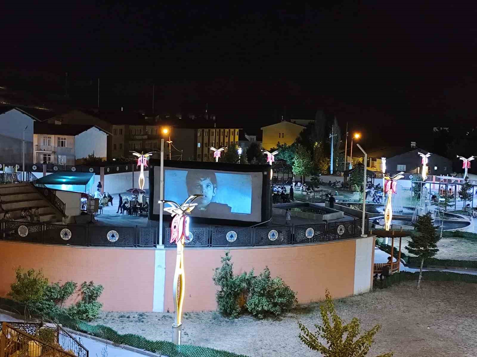 Hakkari&rsquo;de a&ccedil;ık hava sinema g&uuml;nlerine yoğun ilgi
