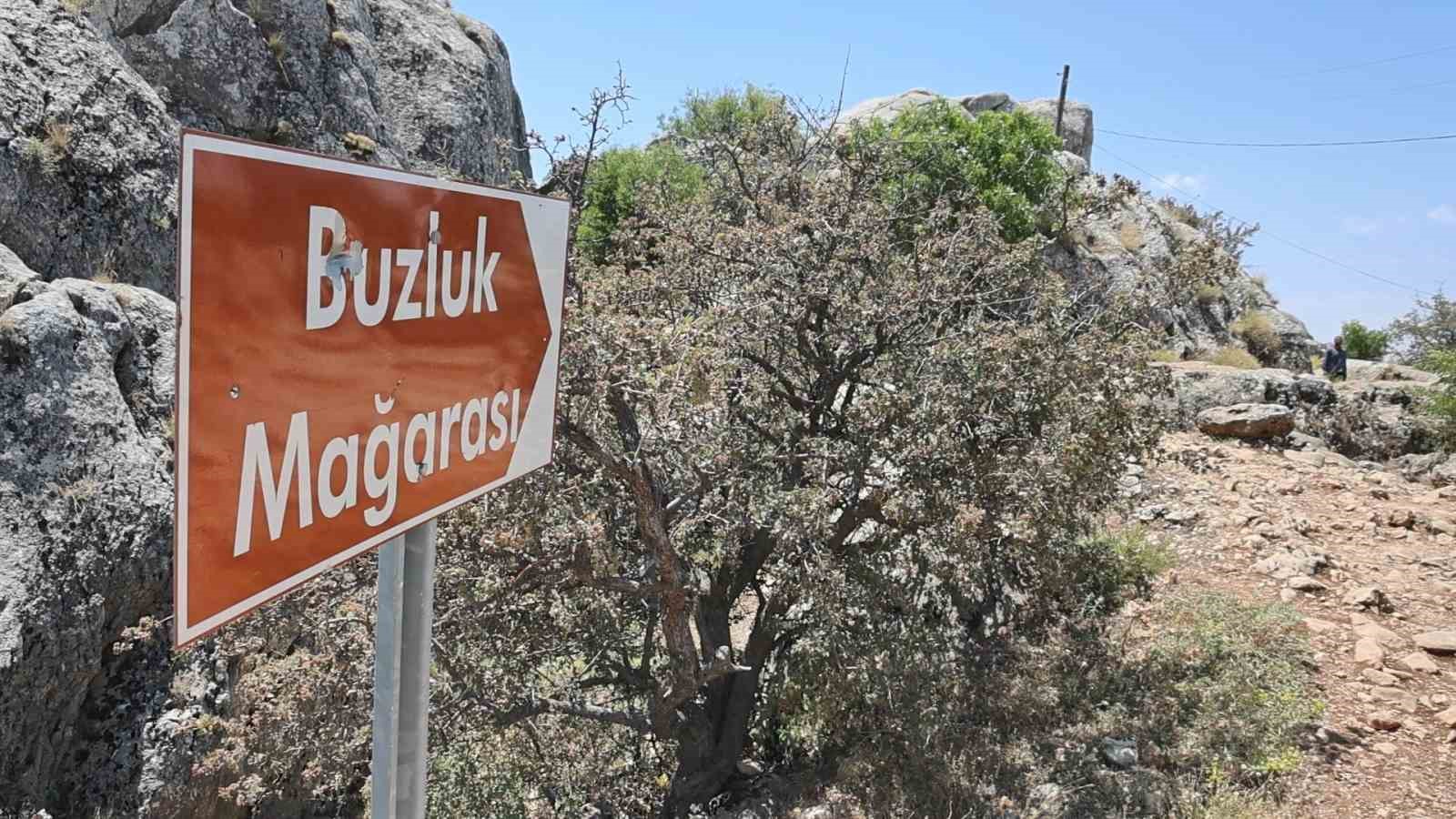 Elazığ’da sıcaktan bunalanlar ‘Buzluk Mağarasına’ akın etti