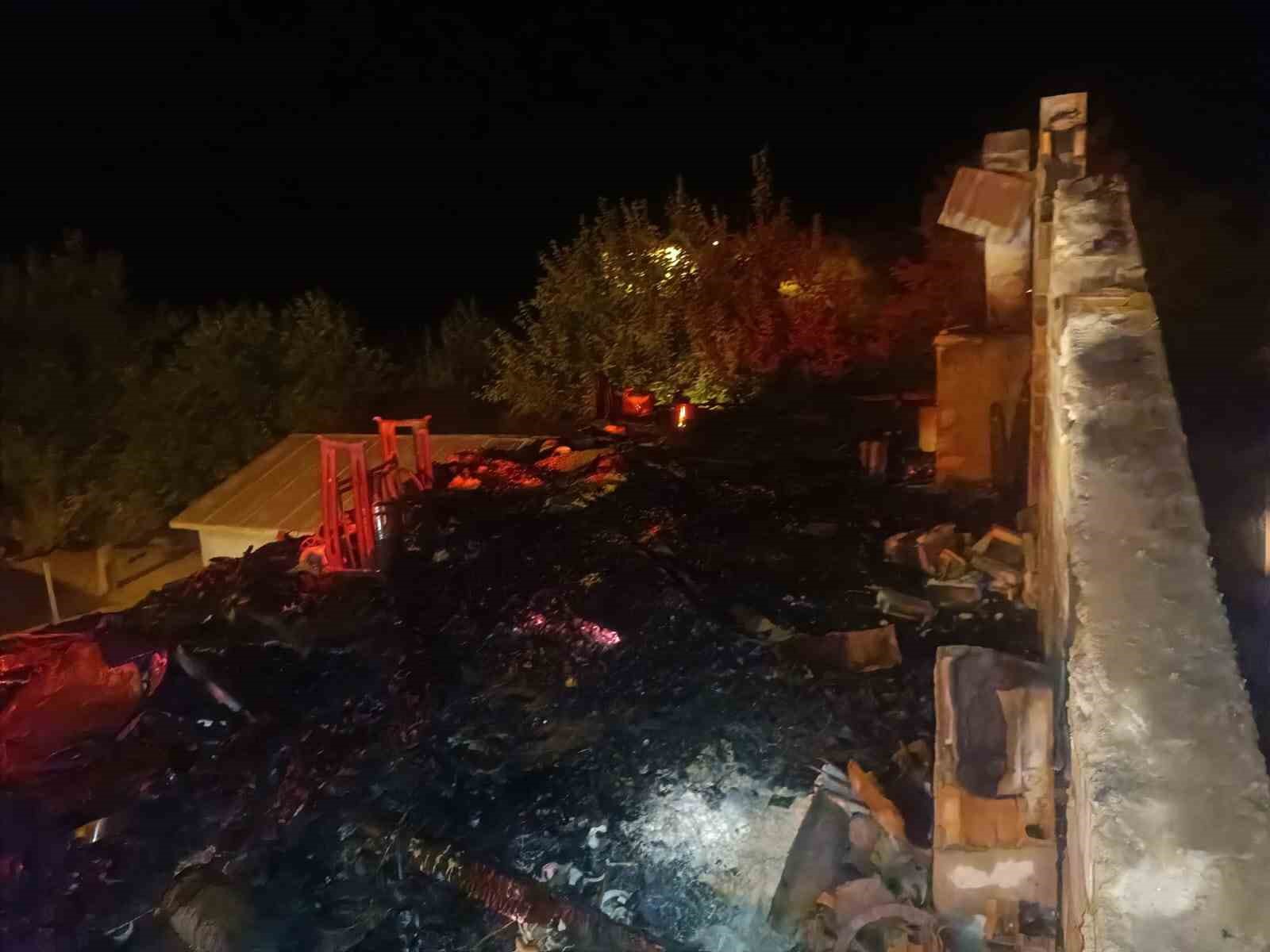 Bingöl’deki çatı yangını korkuttu