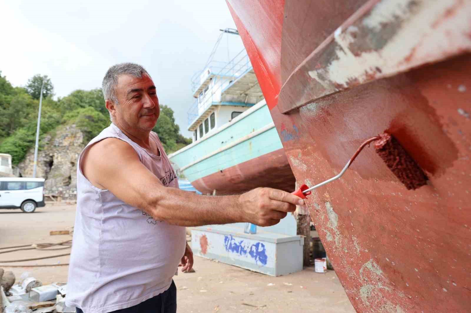 Balıkçılar, teknelerini yeni sezona hazırlıyor