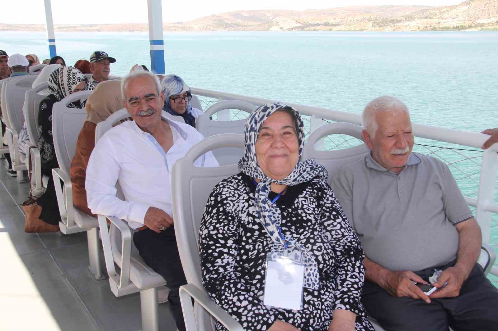 Yaşlıların moral gezisinde renkli görüntüler oluştu