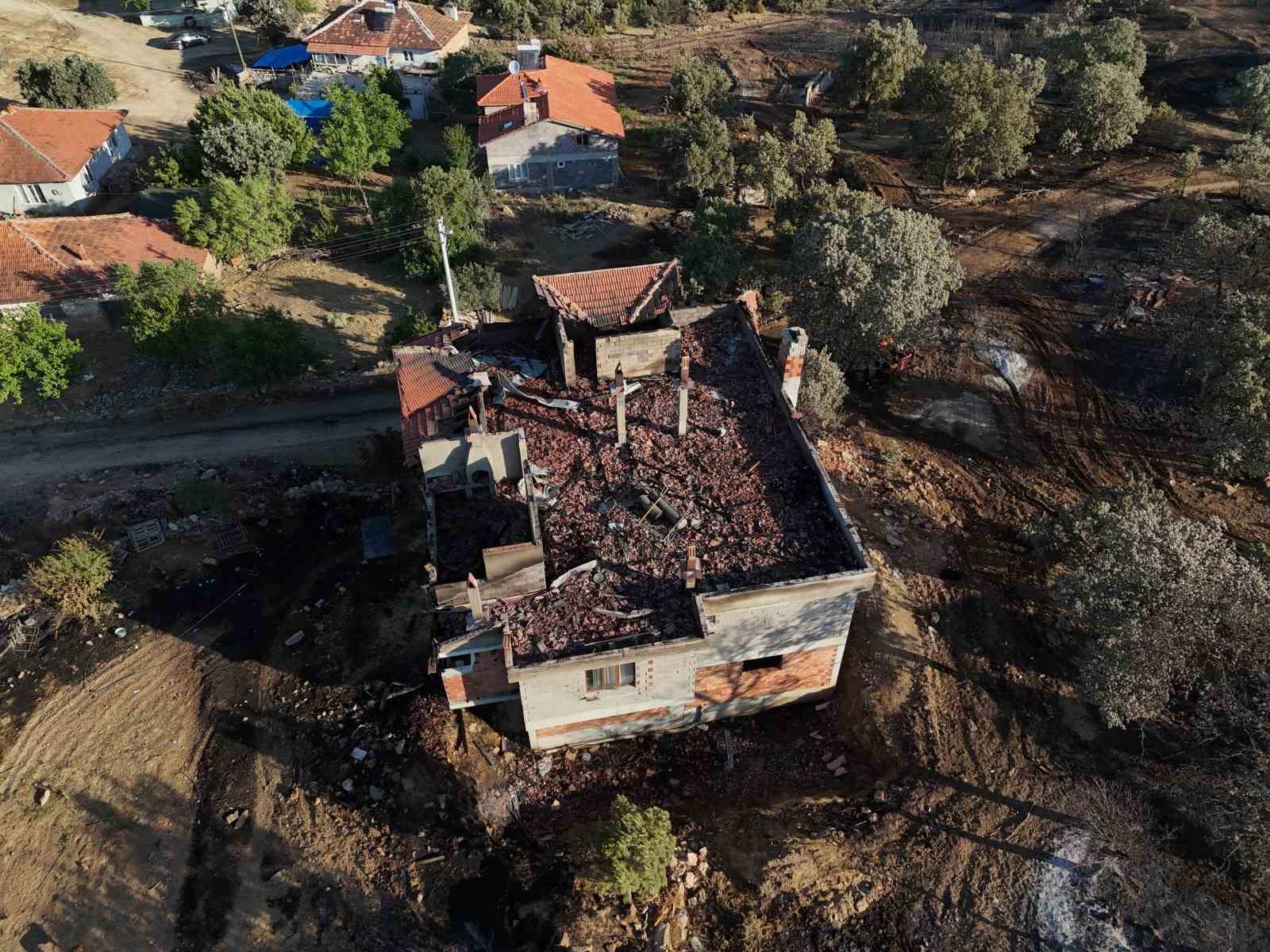 Uşak’ta devam eden yangının tahribatı gün ışığıyla ortaya çıktı