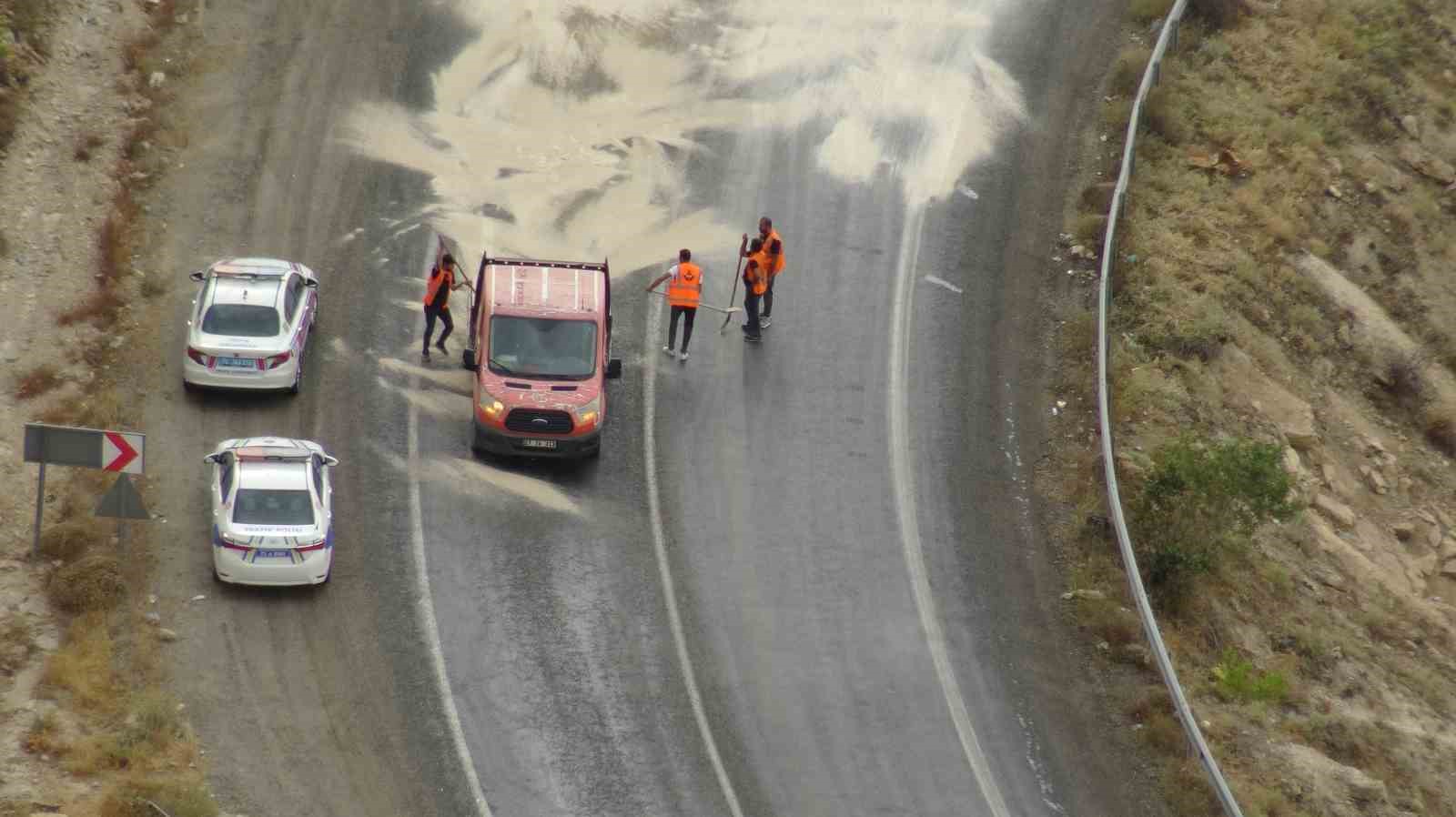 Batman&rsquo;da yola d&ouml;k&uuml;len yağ ulaşımı aksattı

