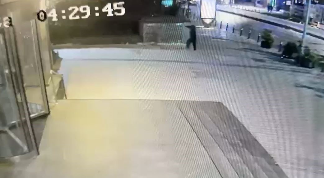 Şişli&rsquo;de hara&ccedil; almak i&ccedil;in gece vakti iş yeri kurşunlayan 2 şahıs tutuklandı
