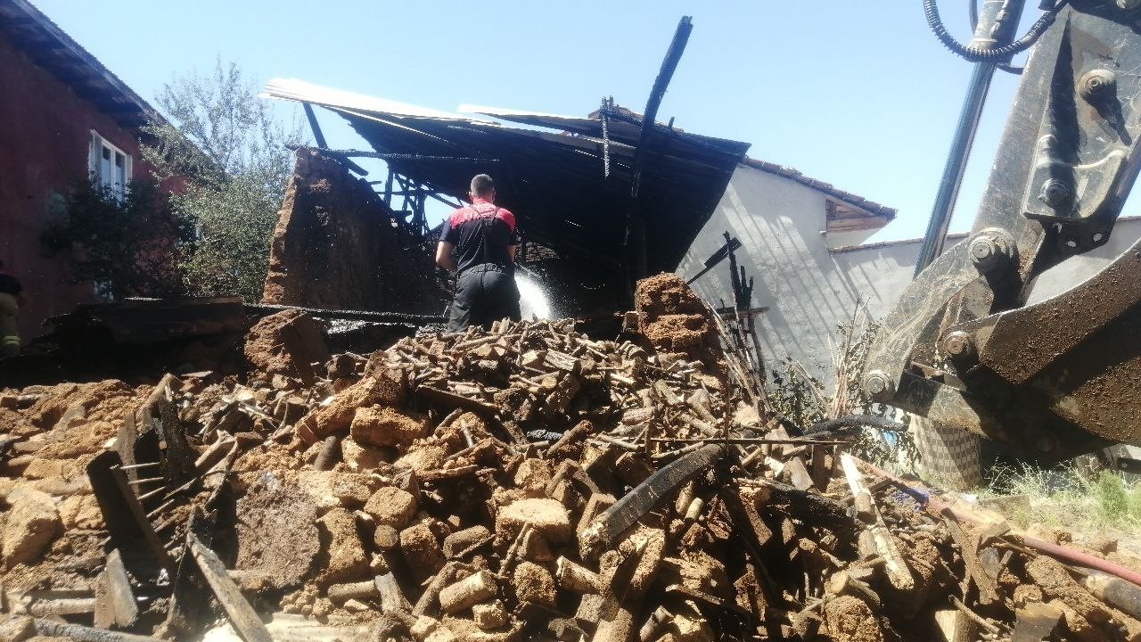 Komşusunun odunluğunun yanışını g&ouml;ren yaşlı kadın panikleyip baygınlık ge&ccedil;irdi
