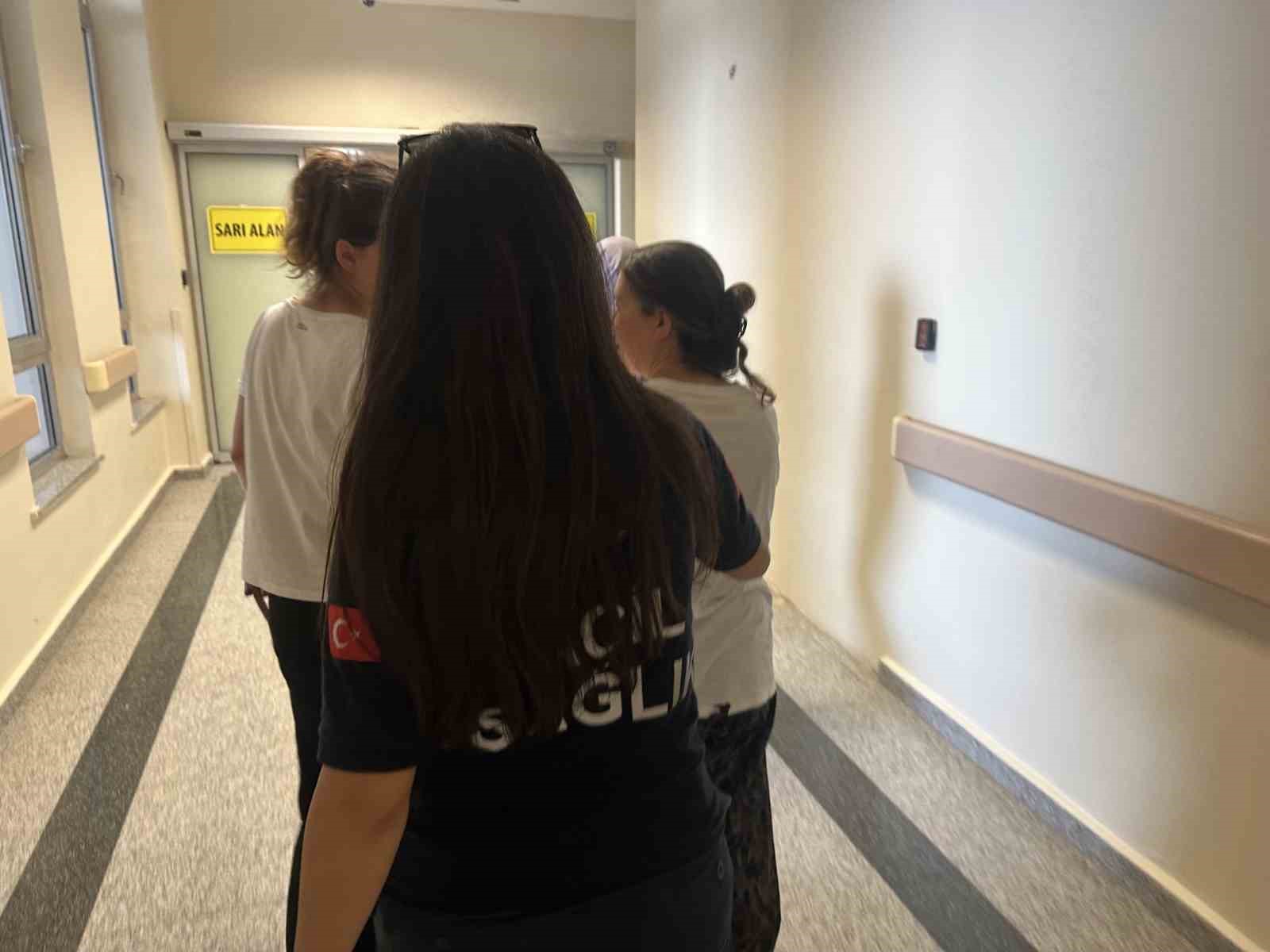 Kadının kulağını kene ısırdı
