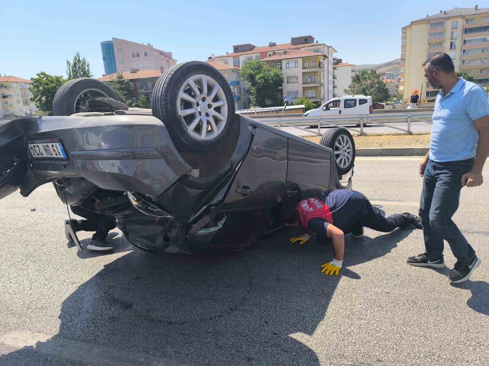 &Ccedil;orum&rsquo;da &uuml;&ccedil; aracın karıştığı zincirleme kazada 1&rsquo;i &ccedil;ocuk 8 kişi yaralandı
