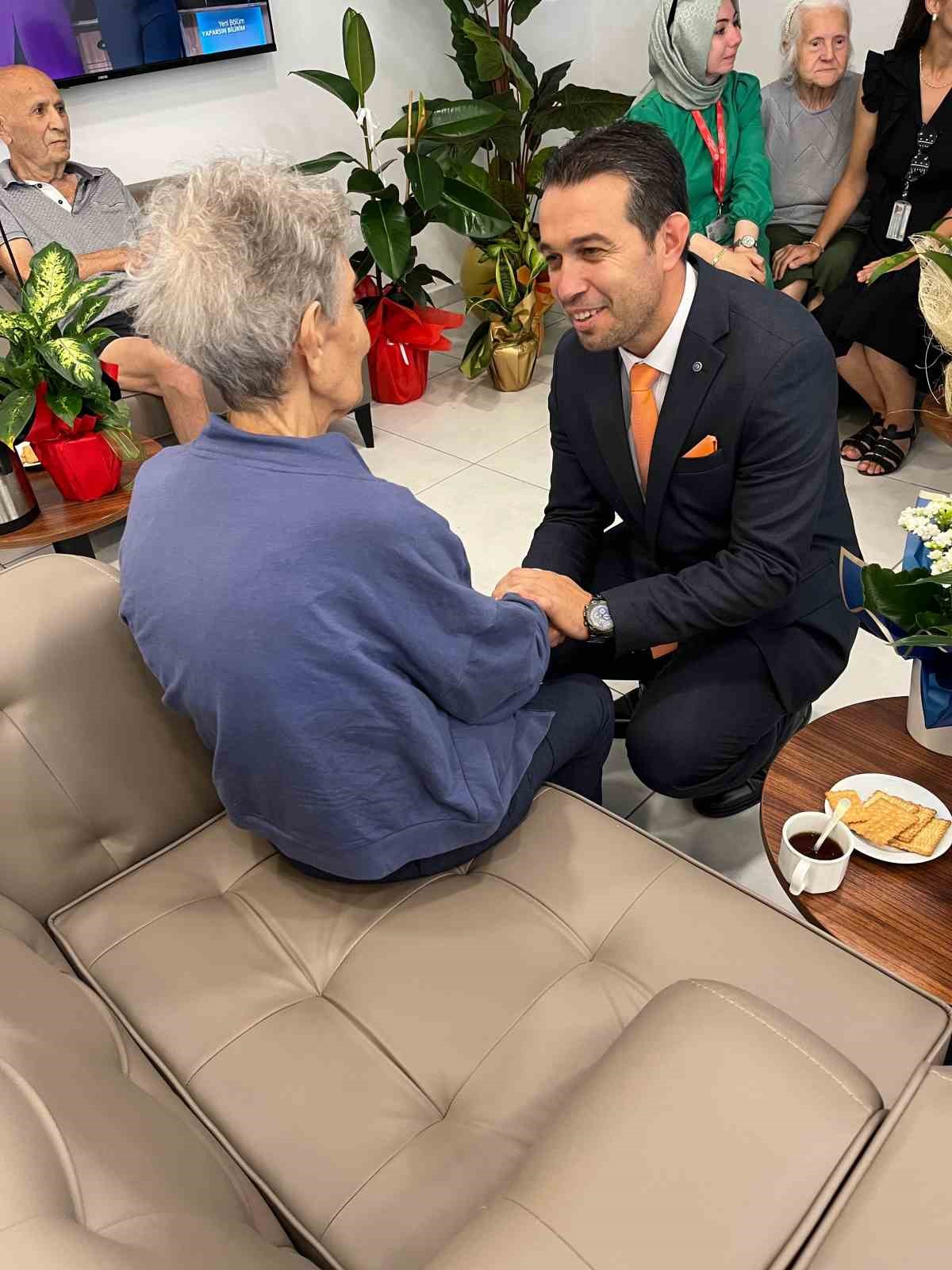 Yeni g&ouml;revlerine anlamlı dokunuşla başladılar: Tebrik &ccedil;i&ccedil;ekleri yaşlı bakım merkezine gitti
