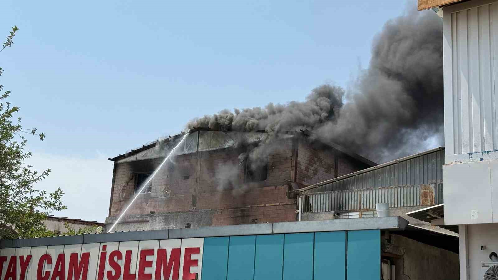 Diyarbakır’da sanayi sitesinde bulunan kereste deposunda yangın çıktı. Bölgeye çok sayıda itfaiye ekibi sevk edildi. Söndürme çalışmaları devam ediyor.