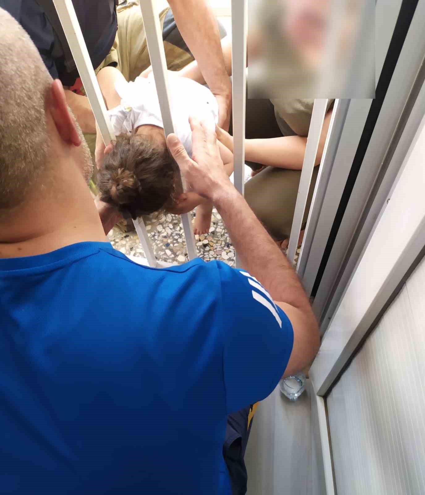Balkon demirlerine sıkışan 1 yaşındaki bebeği sağlık ekipleri kurtardı