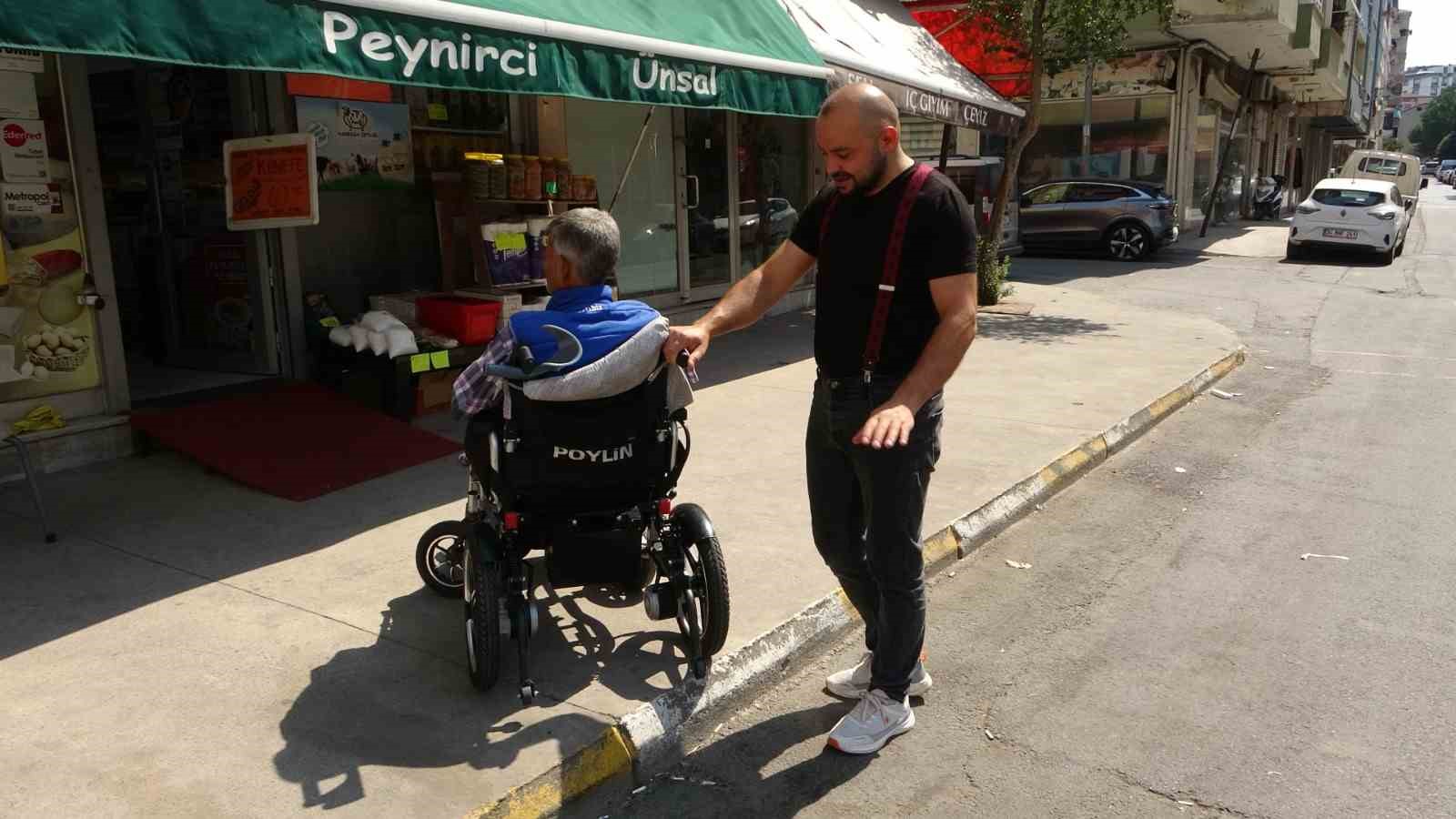 Pendik&rsquo;te ak&uuml;l&uuml; arabadan d&uuml;şen engelli vatandaşın yardımına esnaf koştu
