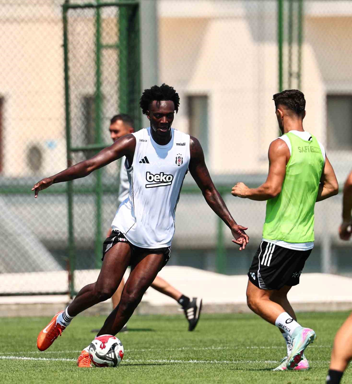 Beşiktaş, Shakhtar Donetsk ma&ccedil;ı hazırlıklarını s&uuml;rd&uuml;r&uuml;yor
