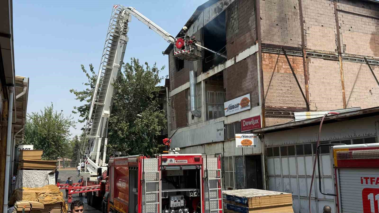Diyarbakır’da mobilya boya atölyesinde yangın: Dumanlar gündüzü geceye çevirdi