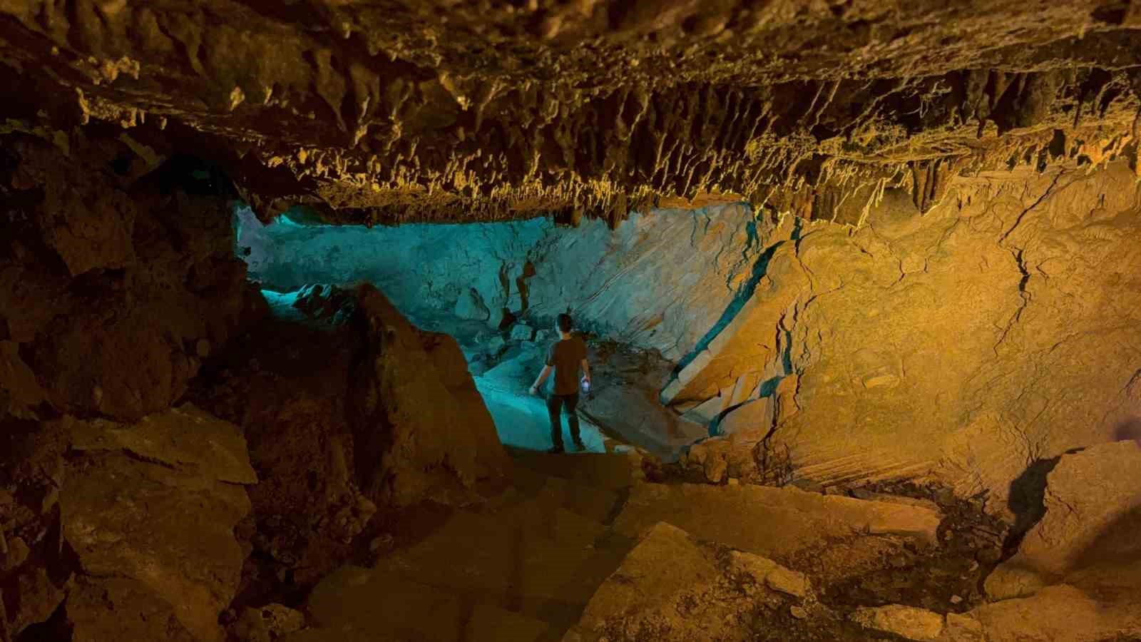 Sıcaktan bunalanalar bu mağaraya geliyor