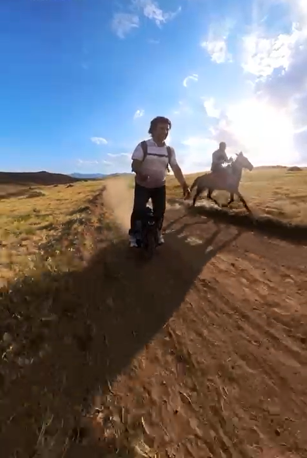 Tek teker ve atın nefes kesen yarışı