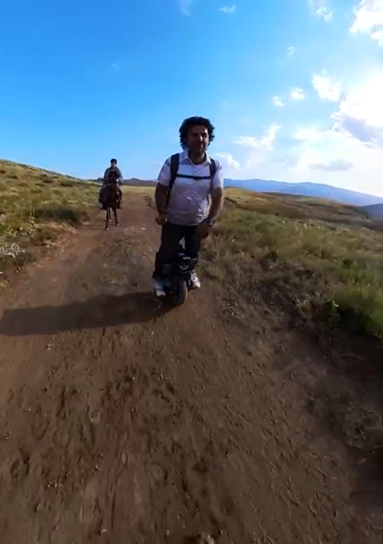 Tek teker ve atın nefes kesen yarışı
