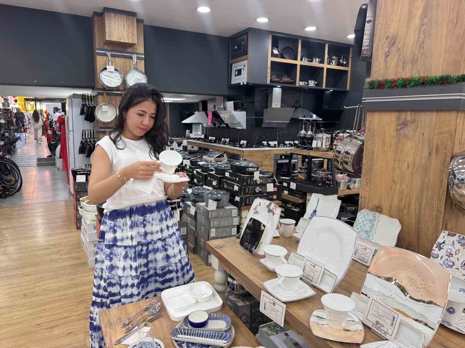 Düğün sezonunun açılmasıyla, çiftler çeyiz düzmeye başladı