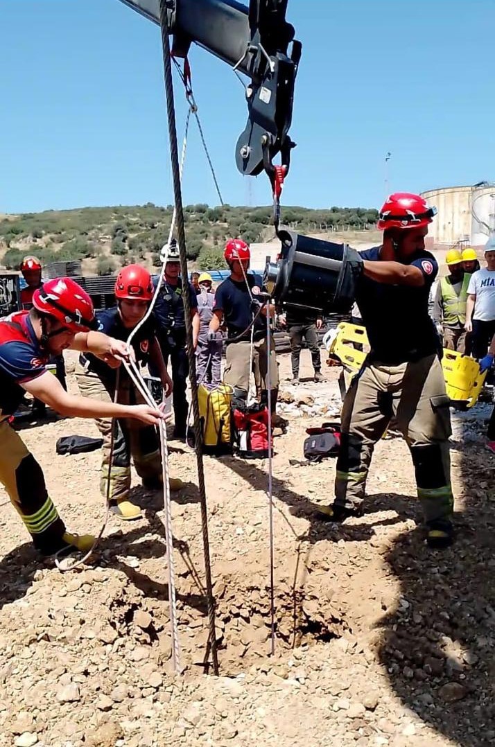 Kuyuya düşen kişiyi itfaiye ekipleri kurtardı