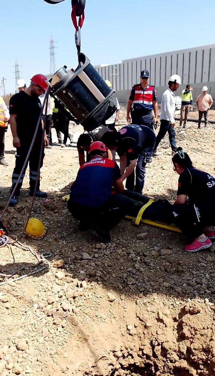 Kuyuya d&uuml;şen kişiyi itfaiye ekipleri kurtardı
