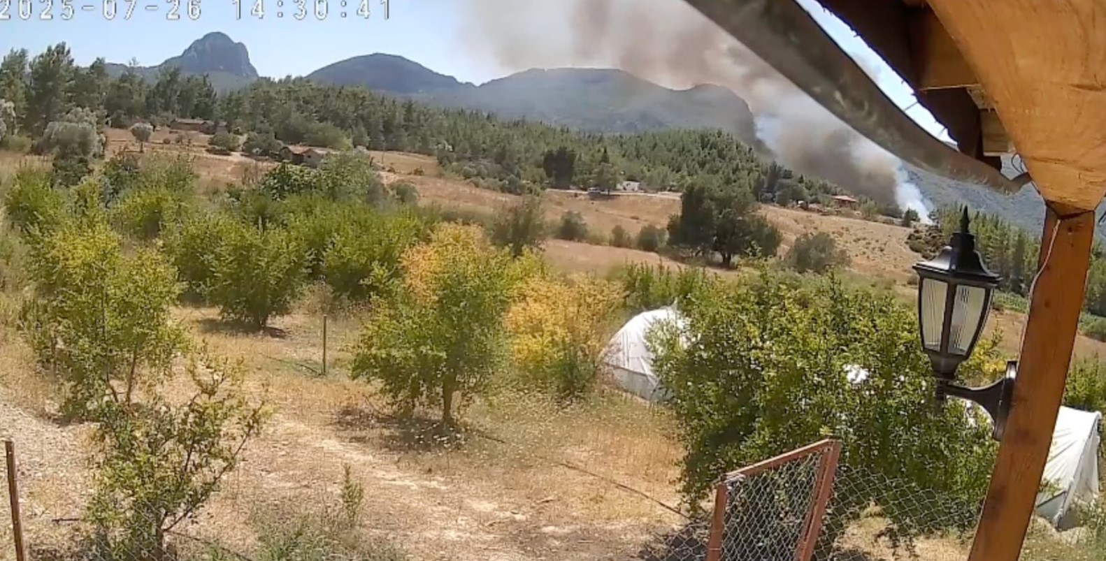 Antalya’da 3 ev, 4 ahırın yandığı orman yangınının başladığı an güvenlik kamerasında
