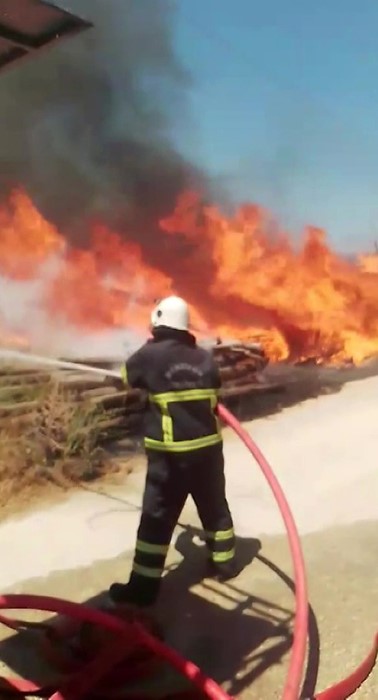 Amasya’da kereste deposu ve ev alev alev yandı
