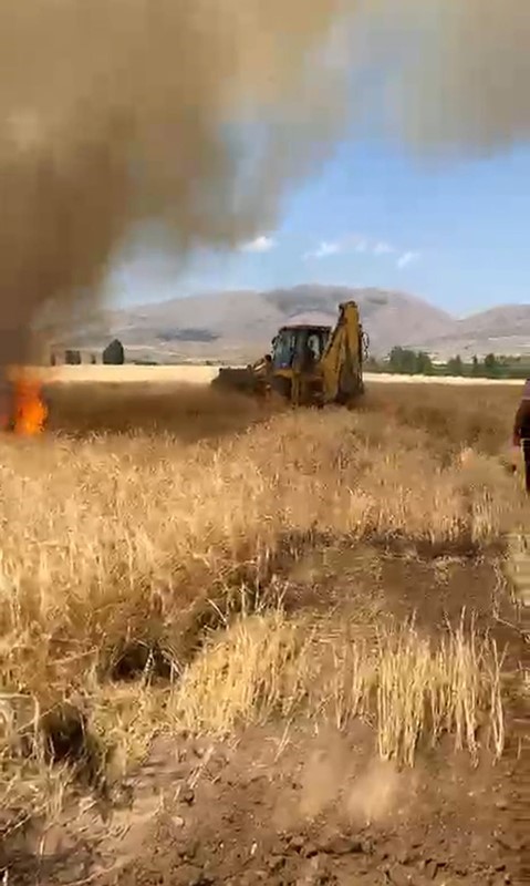 Gümüşhane’nin Kelkit ilçesinde anız yangını