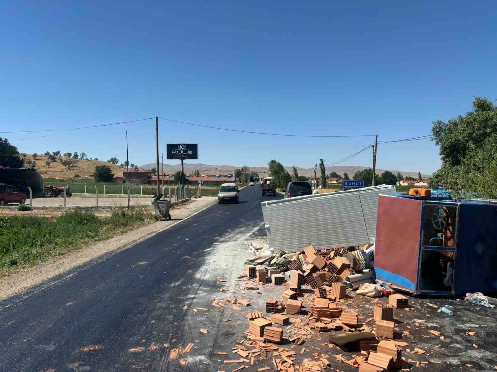 Şuhut’ta patpat devrildi: 5 kişi yaralandı