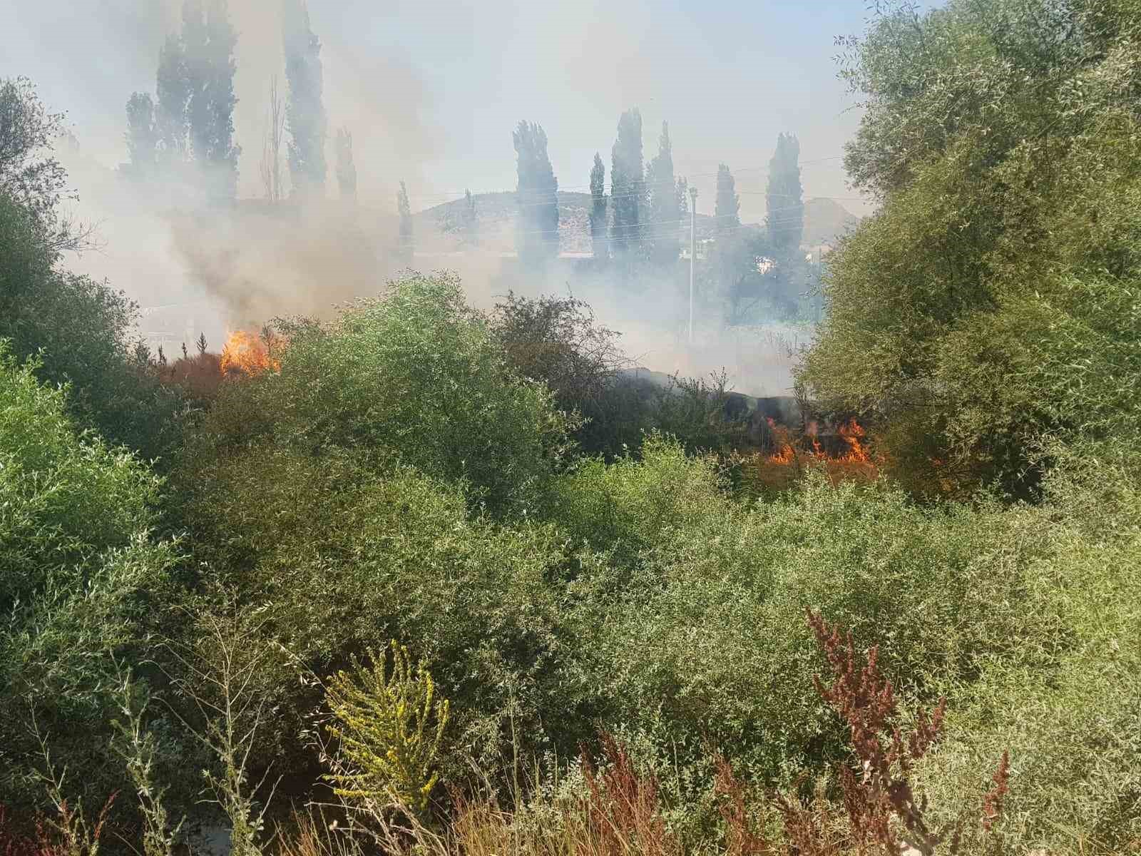 Tun&ccedil;bilek yolu yakınında &ccedil;ıkan yangın kısa s&uuml;rede kontrol altına alındı
